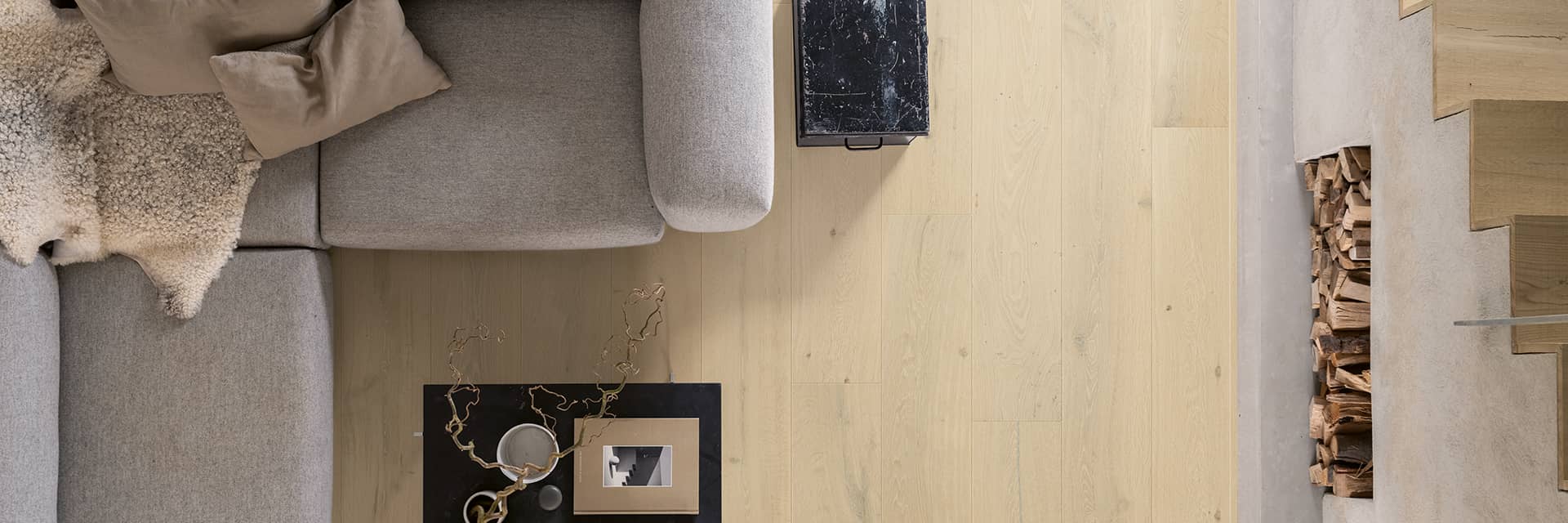 primo piano di un soggiorno con pavimento in legno beige